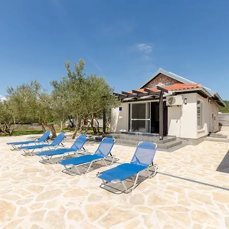 بيت للعطل House Hacienda